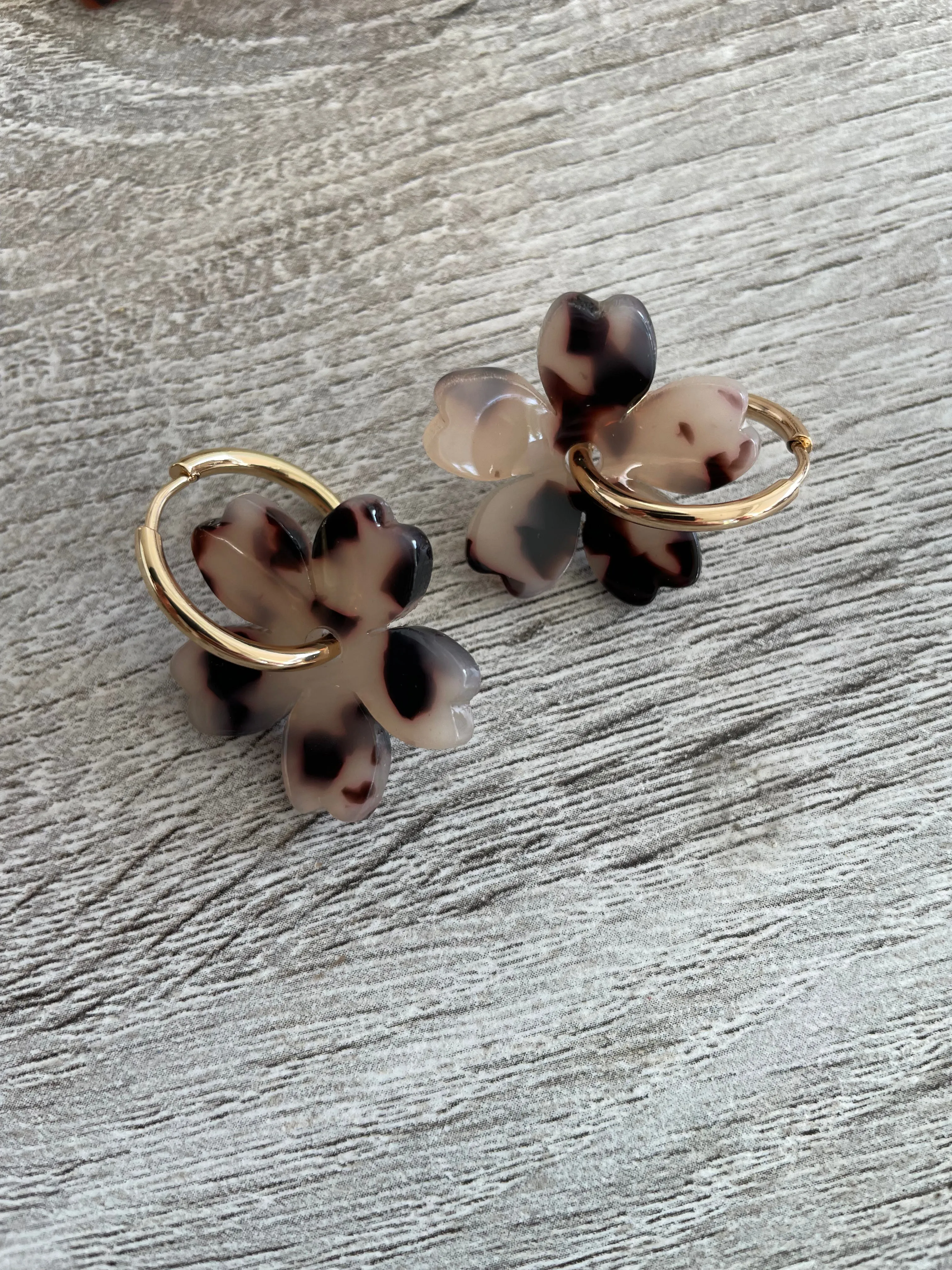 Blonde Tortoiseshell Blooms on Gold Hoops