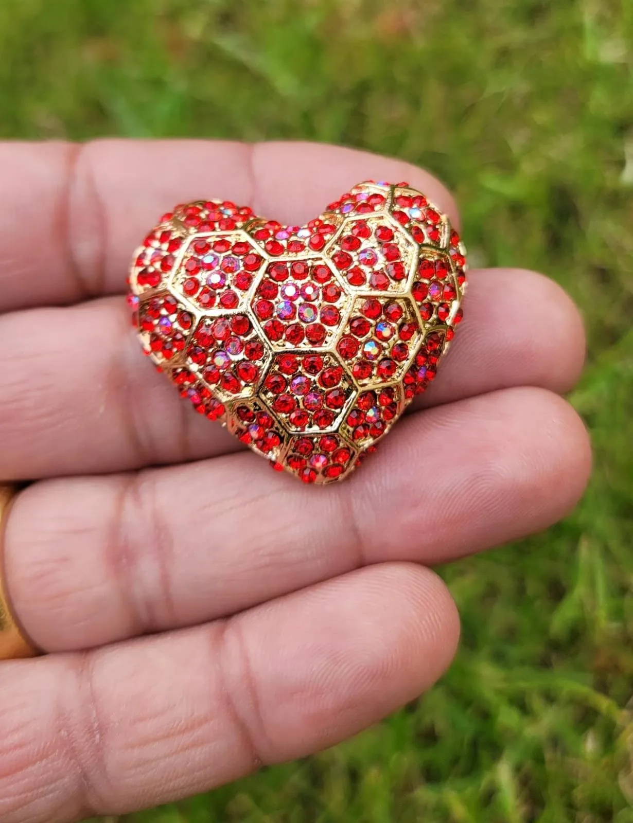 Red Heart Celebrity Brooch Stunning Vintage Look Retro Style Love Broach Pin D2R