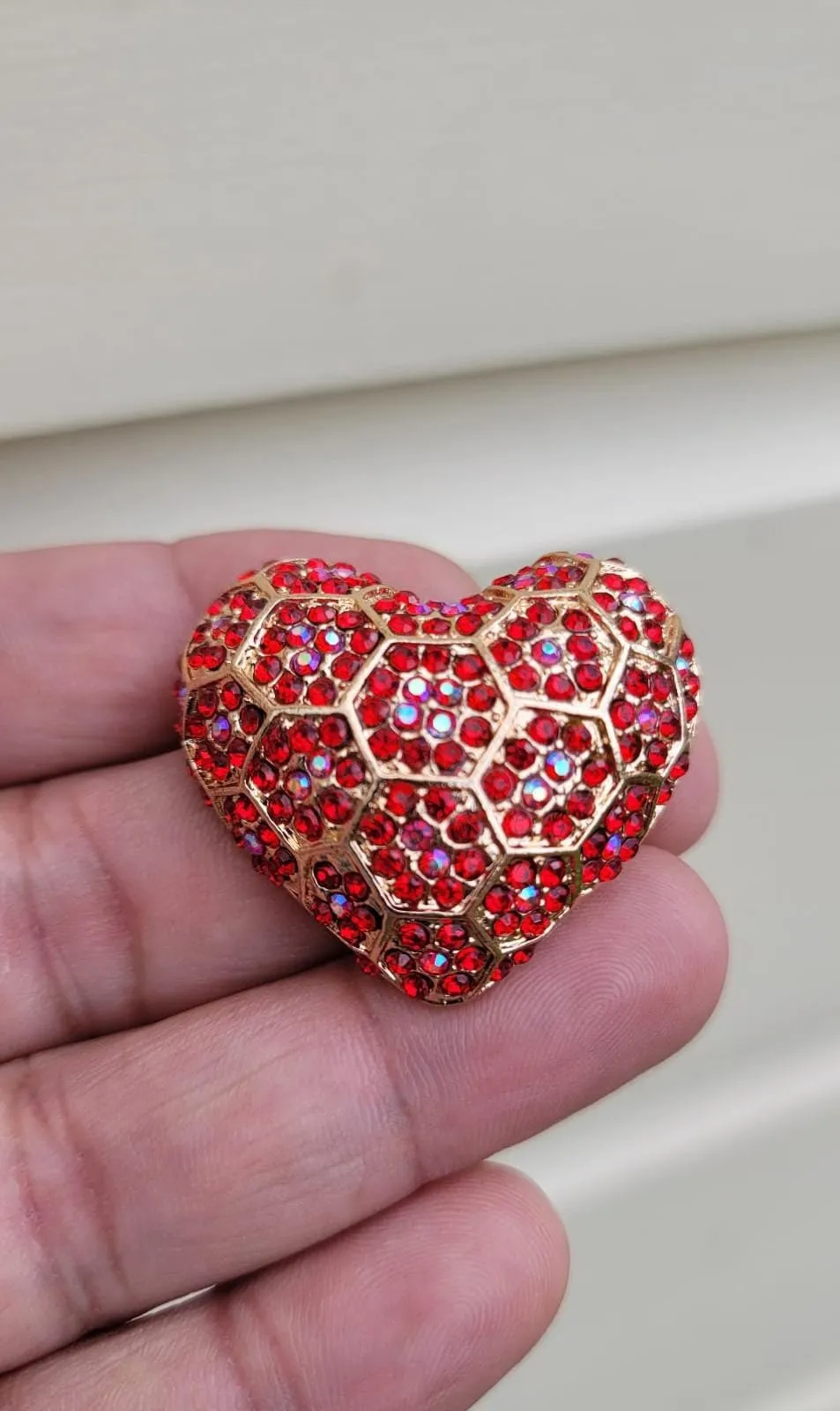 Red Heart Celebrity Brooch Stunning Vintage Look Retro Style Love Broach Pin D2R