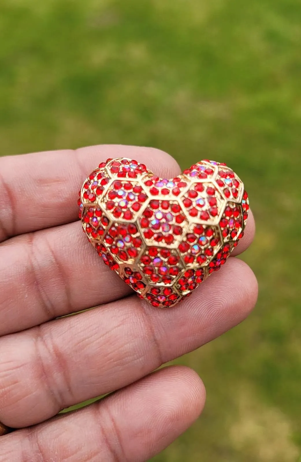 Red Heart Celebrity Brooch Stunning Vintage Look Retro Style Love Broach Pin D2R